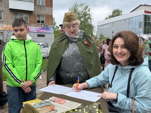 В Менделеевске шествующих встречали артисты в военной форме и различные локации с мастер-классами