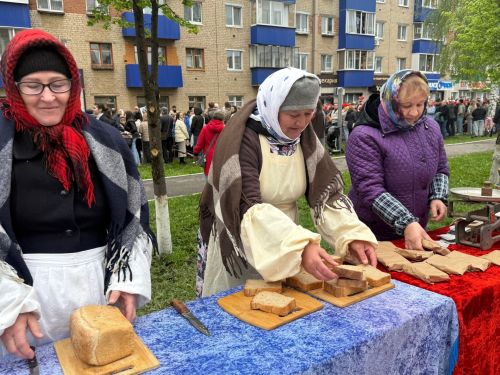 В Менделеевске шествующих встречали артисты в военной форме и различные локации с мастер-классами
