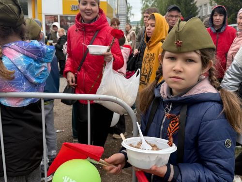 В День Победы жителей Менделеевска угощали солдатской кашей