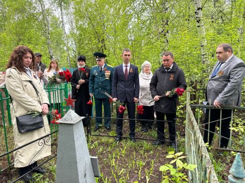 Руководство города возложили цветы на могилы Героев Советского Союза