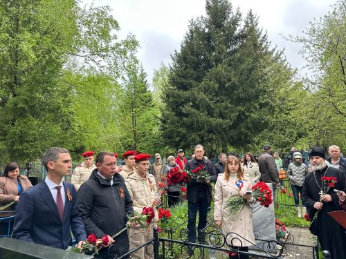 Руководство города возложили цветы на могилы Героев Советского Союза