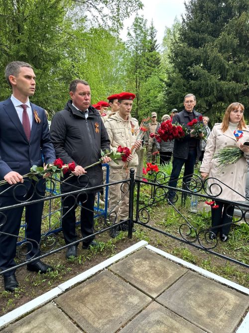 Руководство города возложили цветы на могилы Героев Советского Союза