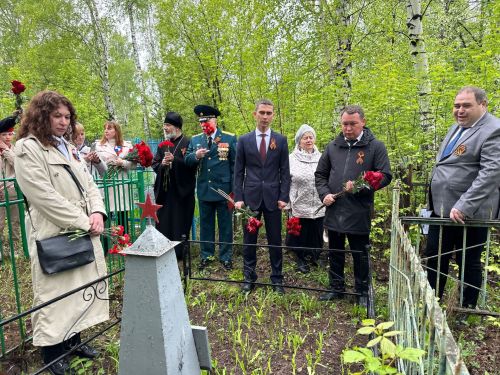 Руководство города возложили цветы на могилы Героев Советского Союза