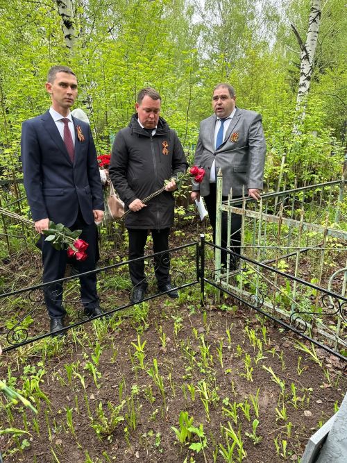 Руководство города возложили цветы на могилы Героев Советского Союза