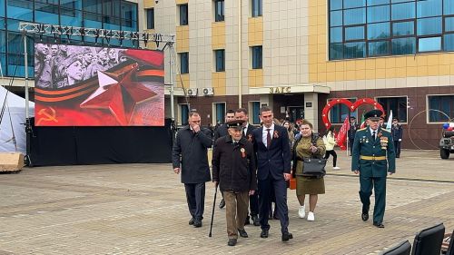 В Менделеевске торжественное празднование 80-летия Победы началось с проникновенной вокально-хореографической композиции