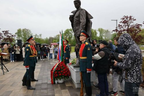 В Казани торжественно открыли памятник поэту-фронтовику Фатиху Кариму