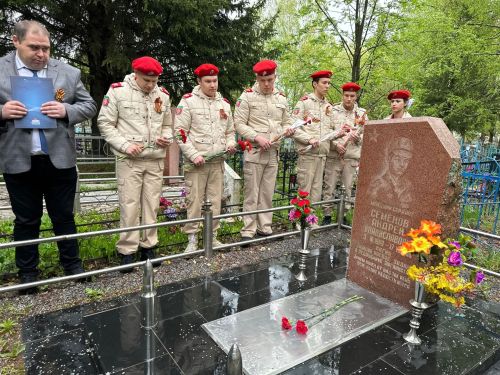 Руководство города возложили цветы на могилы Героев Советского Союза