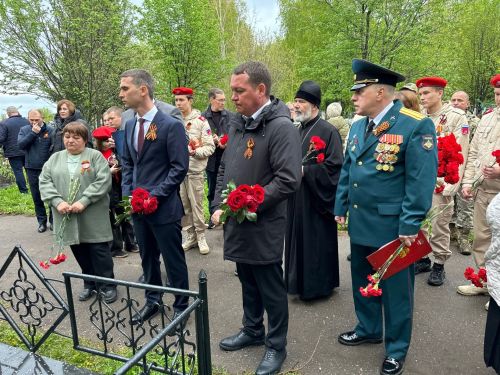 Руководство города возложили цветы на могилы Героев Советского Союза