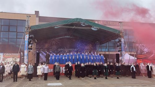 В Менделеевске торжественное празднование 80-летия Победы началось с проникновенной вокально-хореографической композиции