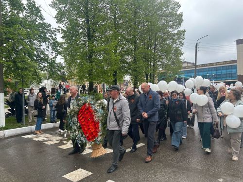 В Менделеевске торжественное празднование 80-летия Победы началось с проникновенной вокально-хореографической композиции