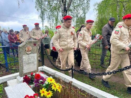 Руководство города возложили цветы на могилы Героев Советского Союза