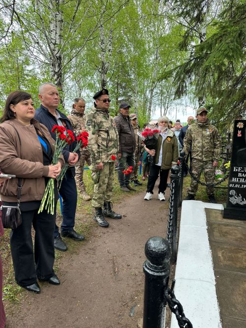 Руководство города возложили цветы на могилы Героев Советского Союза