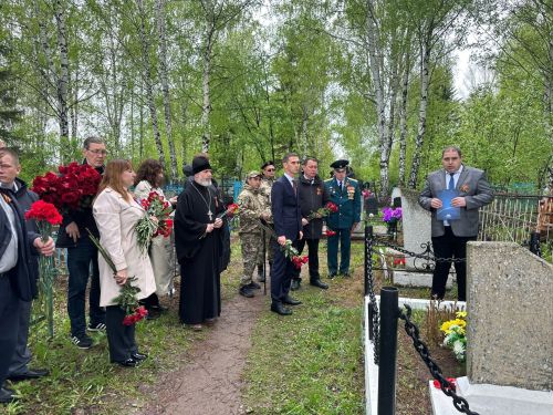 Руководство города возложили цветы на могилы Героев Советского Союза