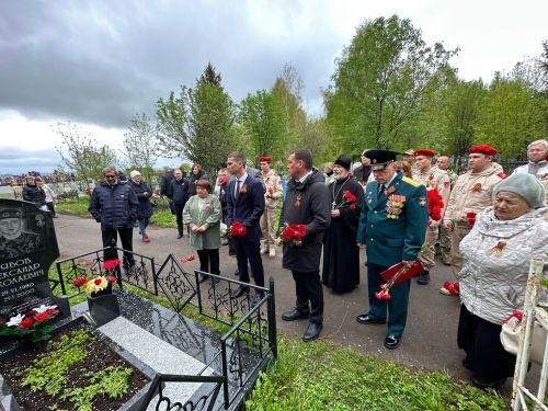 Руководство города возложили цветы на могилы Героев Советского Союза