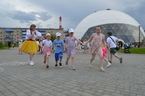 В куполе «Атмосфера» юные менделеевцы стали участниками яркого праздника в честь Дня защиты детей