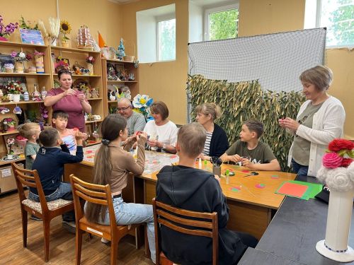 В Менделеевске провели мастер-класс «Гвоздики ко Дню памяти и скорби»