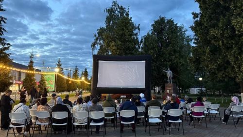В Менделеевске прошел уличный кинопоказ фильма «Красные ленты»