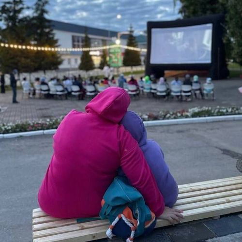 В Менделеевске прошел уличный кинопоказ фильма «Красные ленты»
