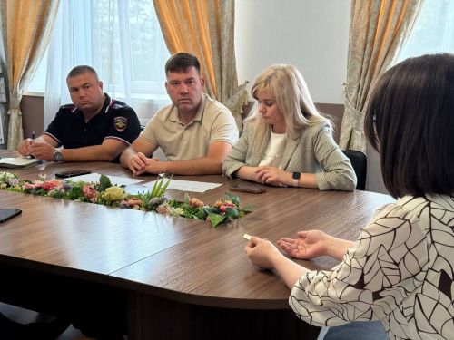 На приеме граждан в Менделеевске обсудили вопросы водоснабжения, земельного оформления, ночного шума и парковки для инвалидов