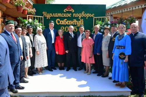 Минниханов поздравил семью Нуриевых с 51-летием совместной жизни на республиканском Сабантуе