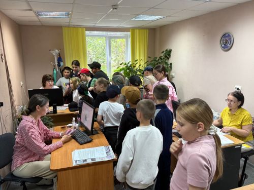 Коллектив «Менделеевских новостей» провёл фруктовый День подписчика для школьного лагеря