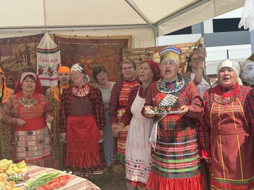 На Сабантуе в Менделеевске сельские поселения района развернули подворья с национальными угощениями