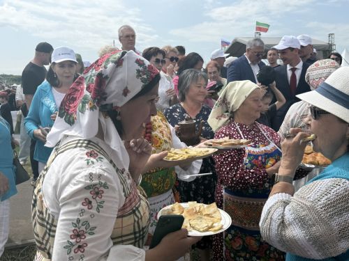 На Сабантуе в Менделеевске сельские поселения района развернули подворья с национальными угощениями