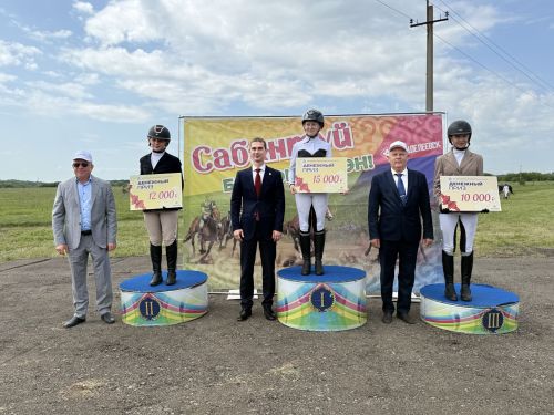 Сабантуй в Менделеевске начался со зрелищных конных скачек