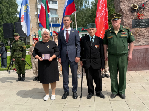 В Менделеевске в День ветеранов боевых действий почтили память героев, поздравили бойцов СВО и отправили большой гуманитарный груз в 25 тонн с автотехникой