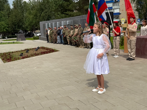 В Менделеевске в День ветеранов боевых действий почтили память героев, поздравили бойцов СВО и отправили большой гуманитарный груз в 25 тонн с автотехникой