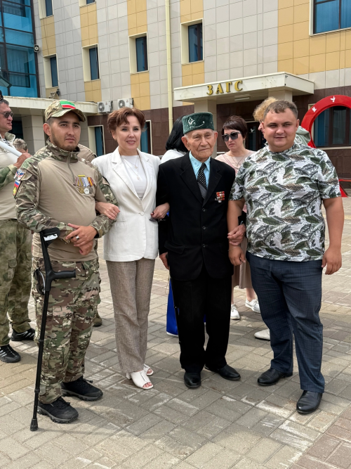 В Менделеевске в День ветеранов боевых действий почтили память героев, поздравили бойцов СВО и отправили большой гуманитарный груз в 25 тонн с автотехникой