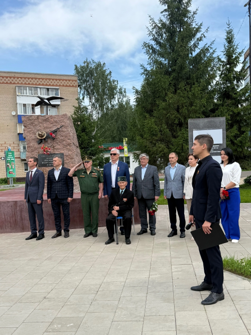 В Менделеевске в День ветеранов боевых действий почтили память героев, поздравили бойцов СВО и отправили большой гуманитарный груз в 25 тонн с автотехникой