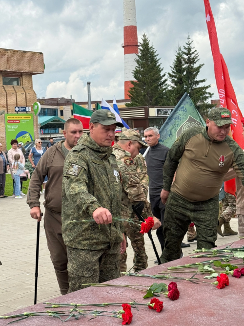 В Менделеевске в День ветеранов боевых действий почтили память героев, поздравили бойцов СВО и отправили большой гуманитарный груз в 25 тонн с автотехникой