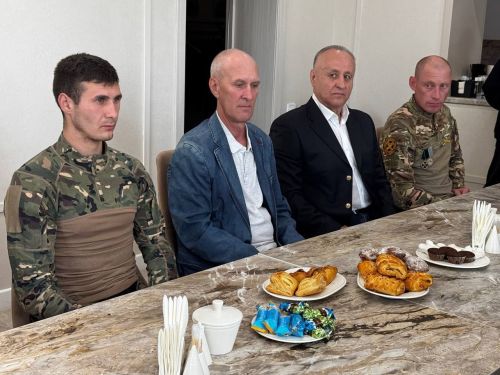 В Менделеевском районе состоялась встреча с ветераном ВОВ и участниками СВО