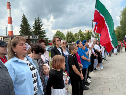 В Менделеевске в День ветеранов боевых действий почтили память героев, поздравили бойцов СВО и отправили большой гуманитарный груз в 25 тонн с автотехникой