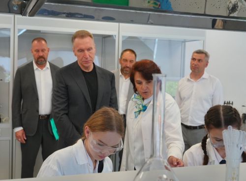 Почётные гости посетили центр детских компетенций «Менделеевскую Долину» и лицей «Потомки Менделеева»