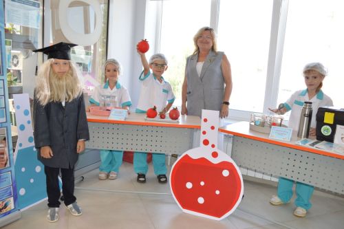 Почётные гости посетили центр детских компетенций «Менделеевскую Долину» и лицей «Потомки Менделеева»