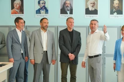 Почётные гости посетили центр детских компетенций «Менделеевскую Долину» и лицей «Потомки Менделеева»