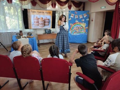 Музейный урок познакомил воспитанников приюта «Камские зори» с историей старинных вещей