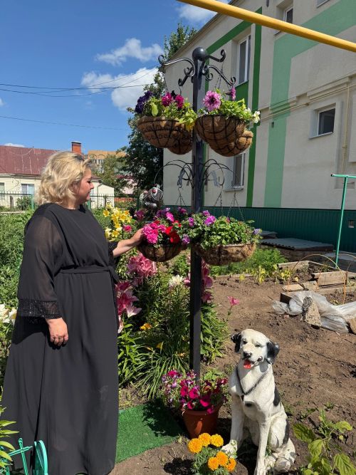 Жительница Менделеевска создала цветочный шедевр под своими окнами