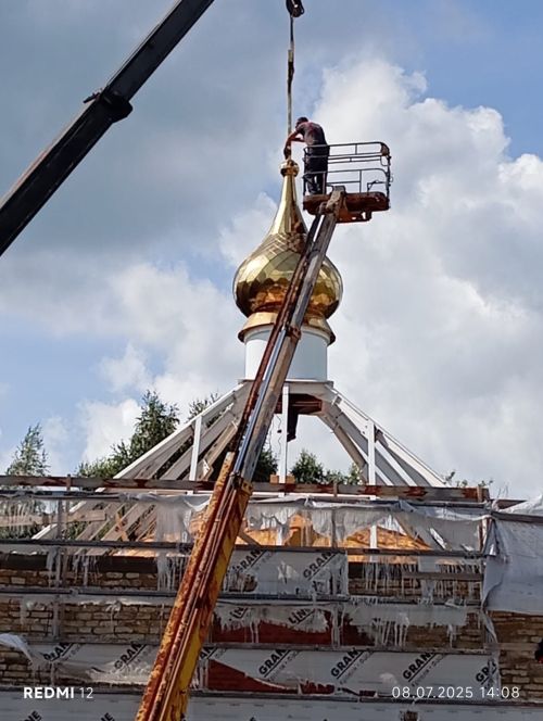В Менделеевске установлен золотой купол новой часовни в честь святого Олега Брянского