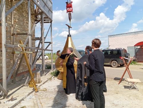 В Менделеевске установлен золотой купол новой часовни в честь святого Олега Брянского