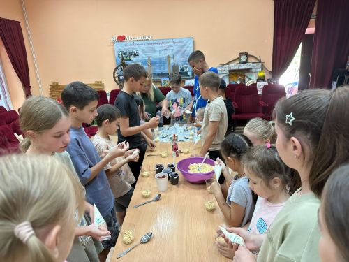 Кулинарное творчество в Мунайке: дети научились готовить изысканные трайфлы