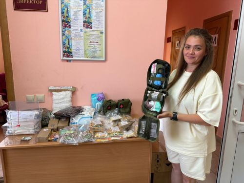 Юная волонтер Мирослава Калягина помогает нашим защитникам