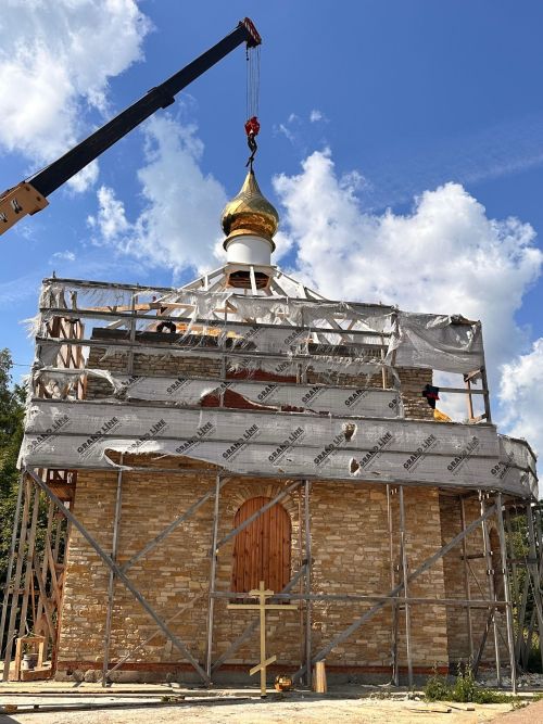 В Менделеевске установлен золотой купол новой часовни в честь святого Олега Брянского