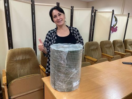 Исполком Ижевского сельского поселения передал ткань для маскировочных сетей Народному театру «Дөрешкәй»