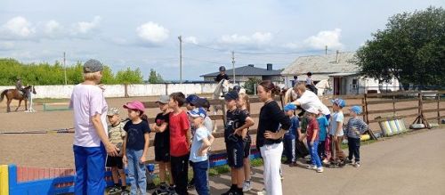 Конный двор «Фаворит» открыл свои двери для детей из приюта «Камские зори»