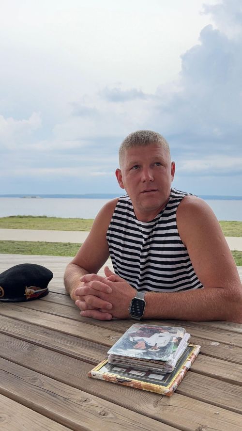 Служба на флоте, крепкая семья и дом мечты: история Алексея Тихонова