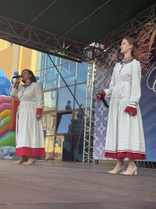 В Менделеевске в День семьи любви и верности организовали праздничный концерт с мастер-классами