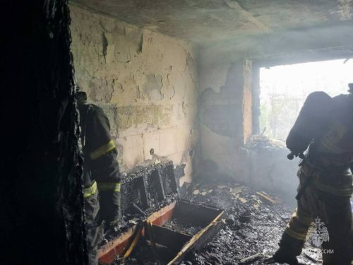 В Менделеевске пожарные эвакуировали 5 человек из горящей квартиры на пятом этаже